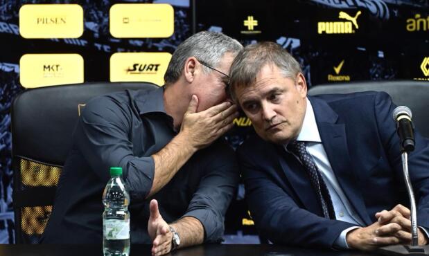 Pablo Bengoechea y Diego Aguirre durante la presentación del nuevo DT de Peñarol.