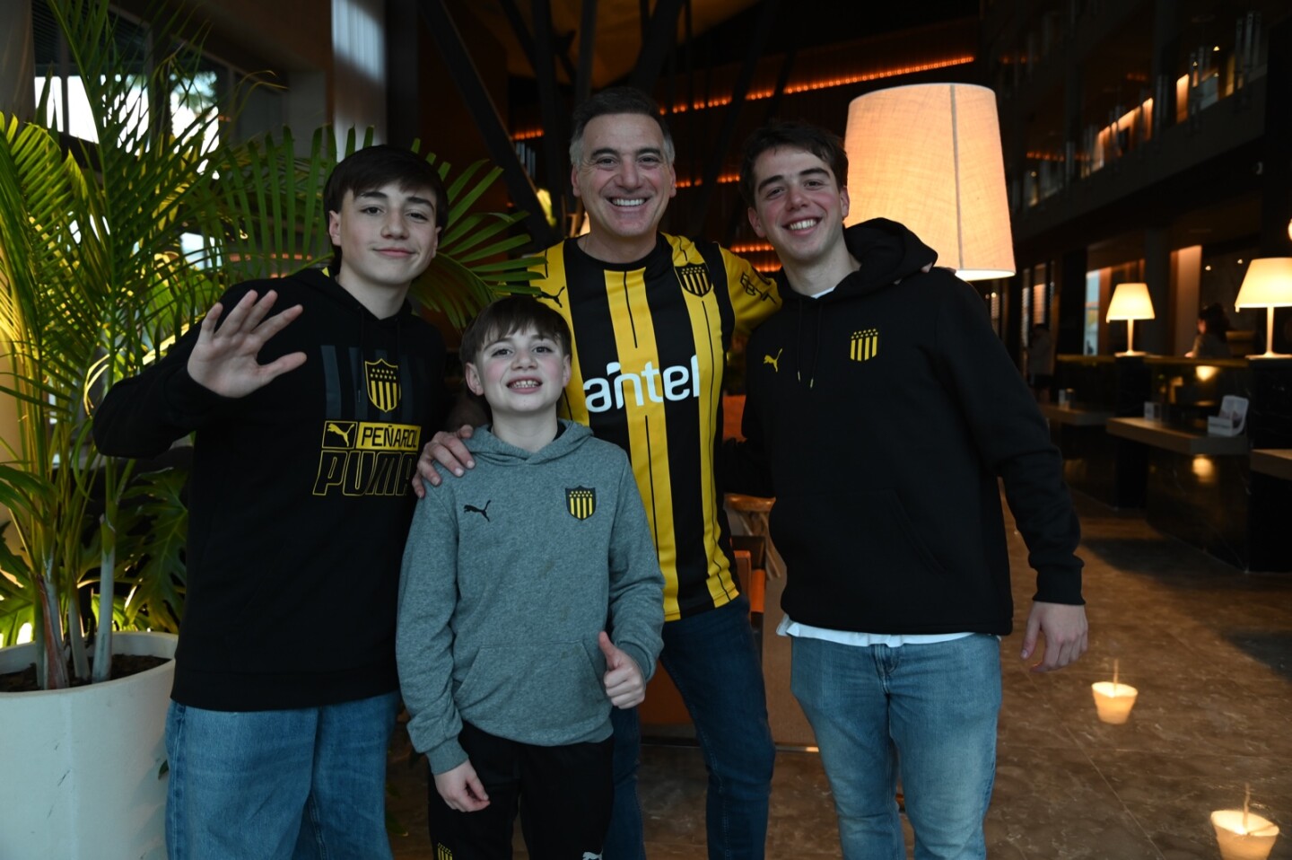 Genaro junto a sus hijos y su ahijado en Buenos Aires.