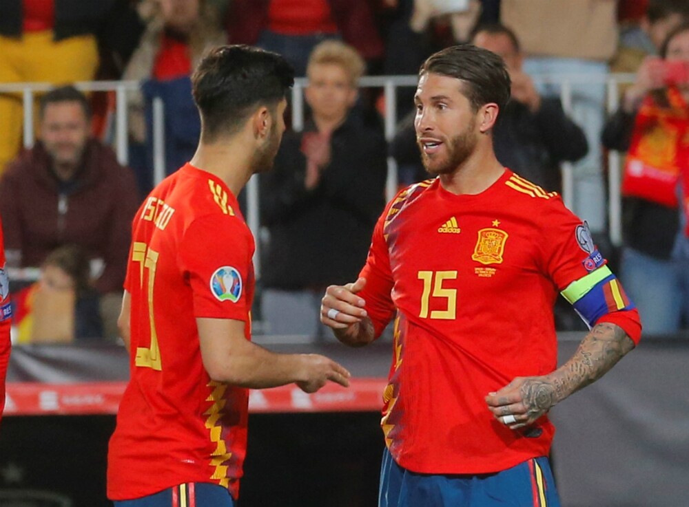 Isco y Sergio Ramos en el partido de España. Foto: Reuters.