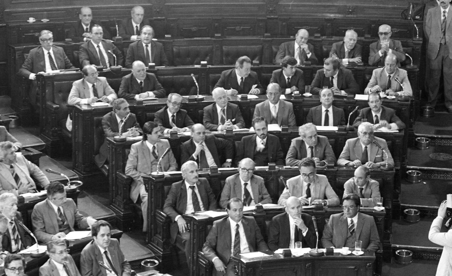 Asunción de legisladores en 1985. Luis Alberto Heber se sienta en la tercera fila, en el tercer lugar contando desde la derecha.