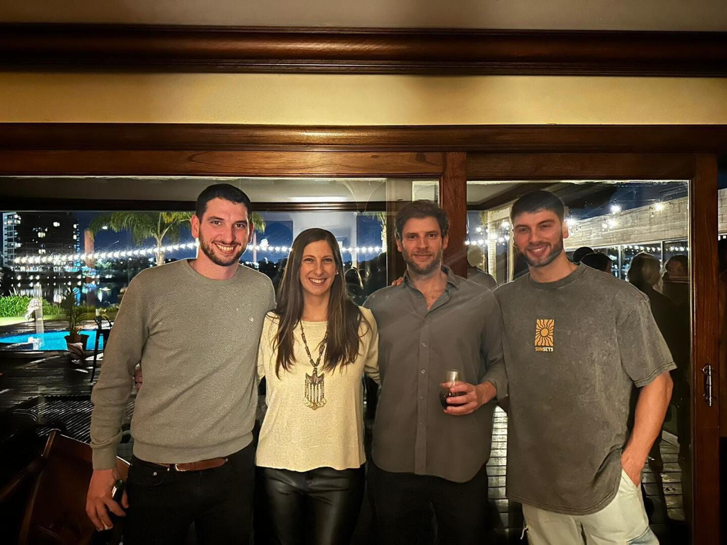 Tato junto a sus hermanos.