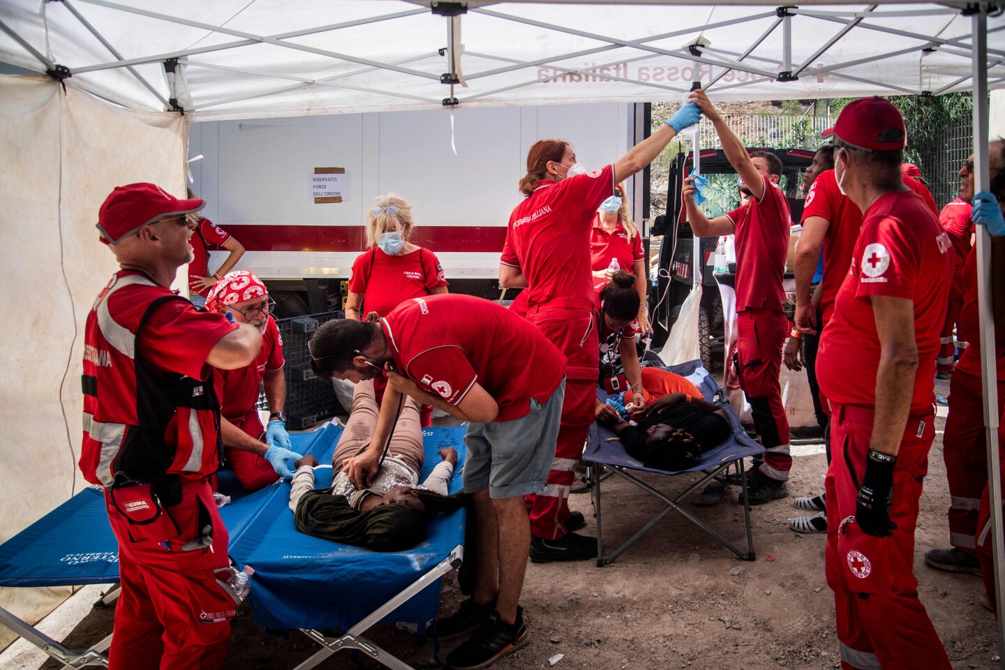 La Cruz Roja italiana atendiendo a migrantes en Lampedusa.