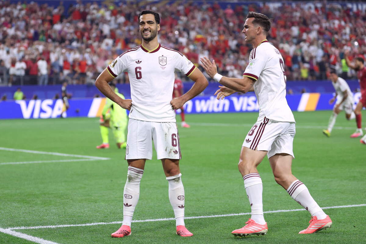 Mikel Merino festeja su gol para España ante Portugal en el Mundial 2026.