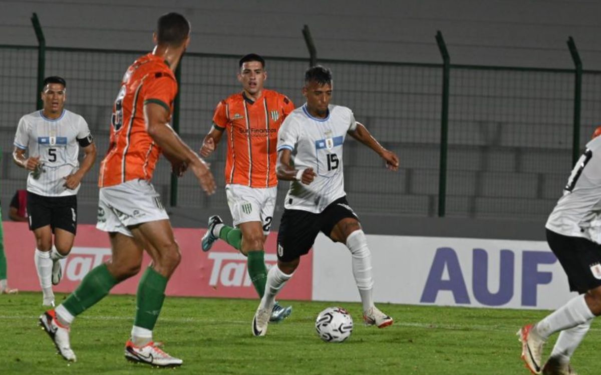 Luciano Rodríguez al ataque en el partido ente la Sub 23 de Uruguay y Banfield.