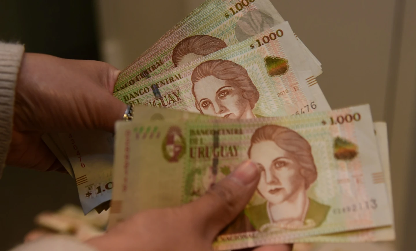 Billetes de mil pesos uruguayos.