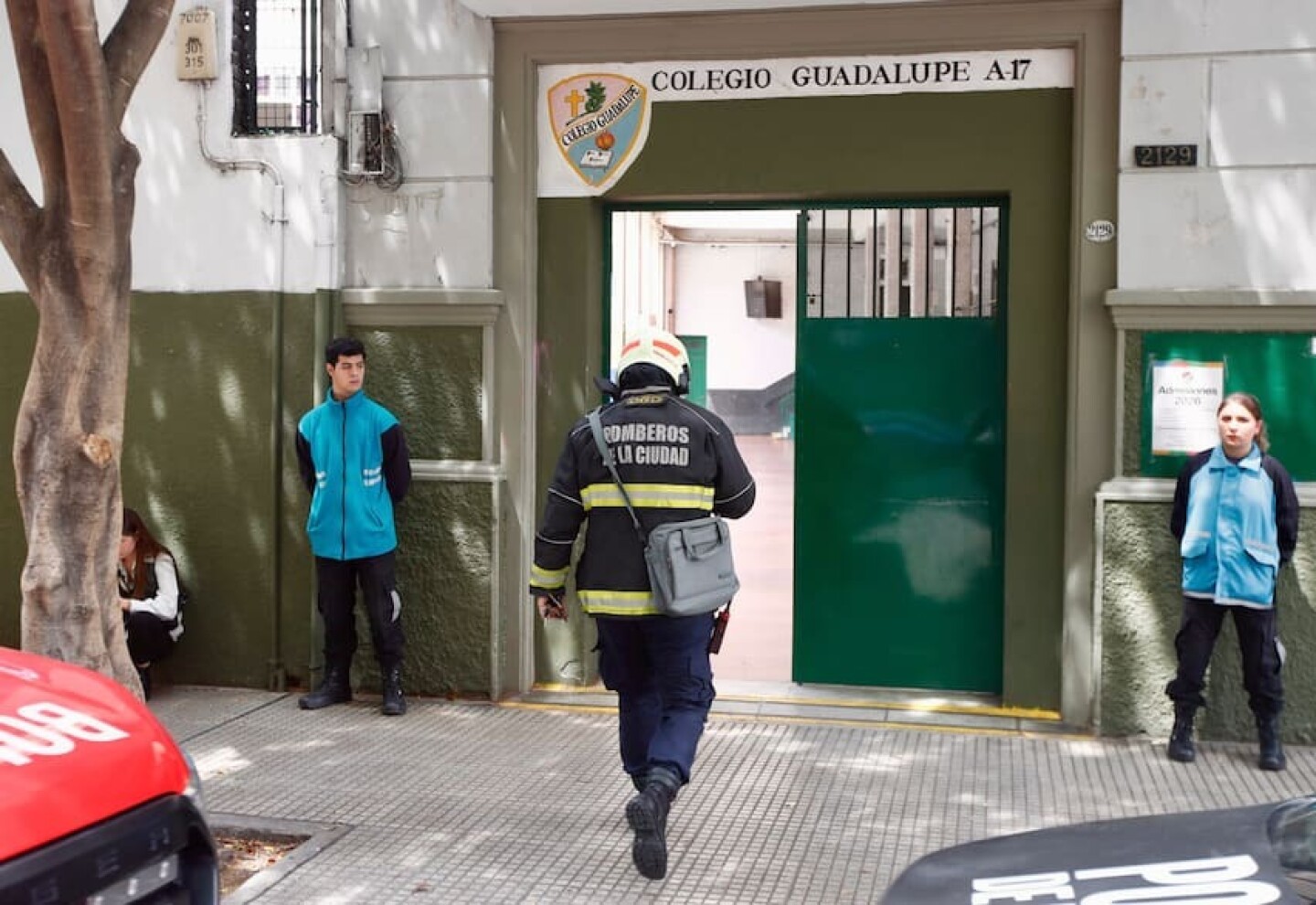Personal de Bomberos ingresa al Colegio Guadalupe, ubicado en Buenos Aires, tras una explosión.