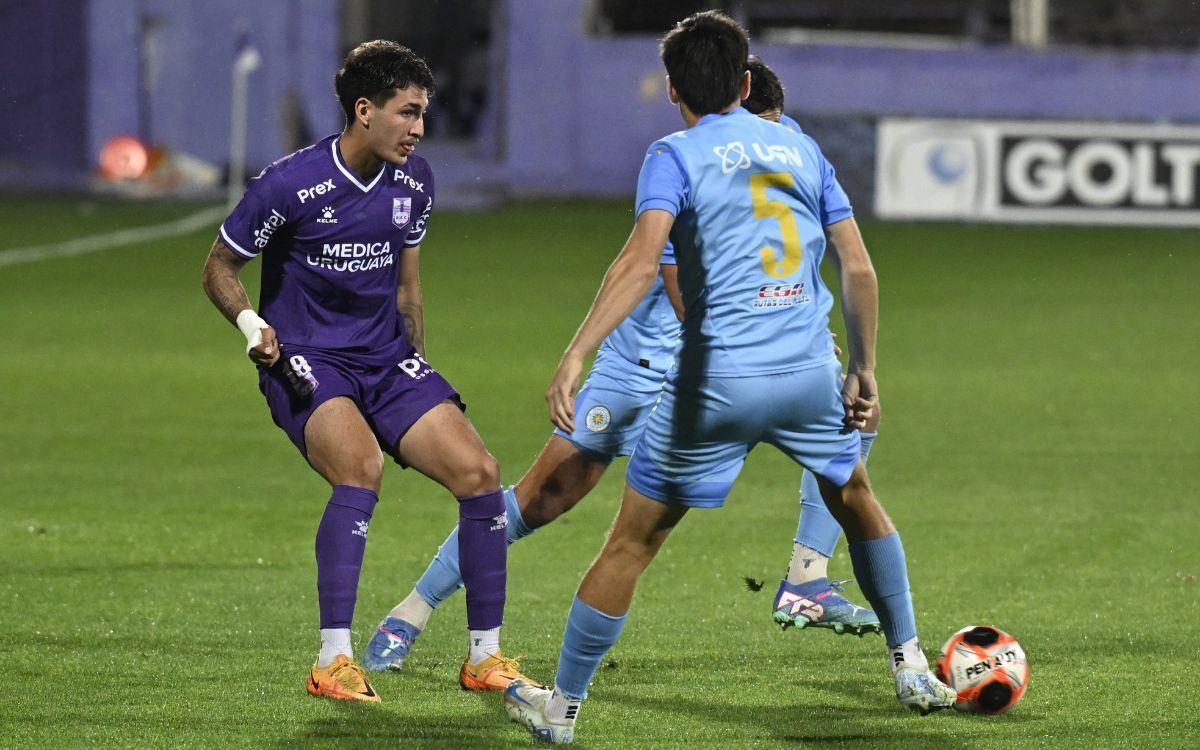 Diego Abreu disputa la pelota con Franco Pizzichillo en el partido entre Defensor Sporting y Montevideo City Torque.