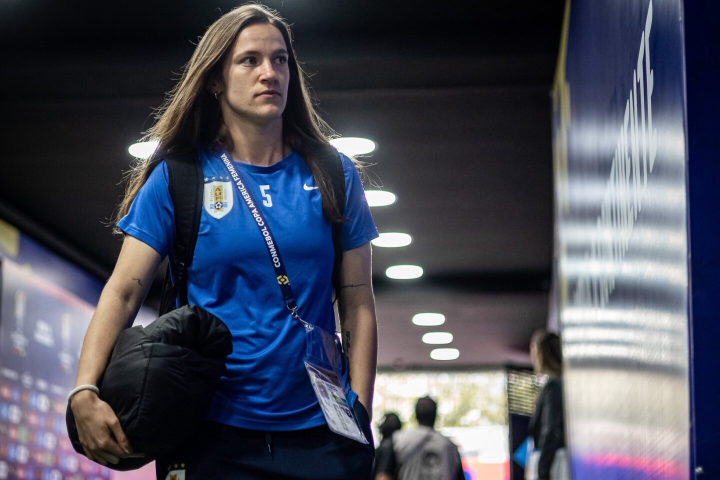 Paola Fitipaldi llega al vestuario del Rodrigo Paz Delgado.