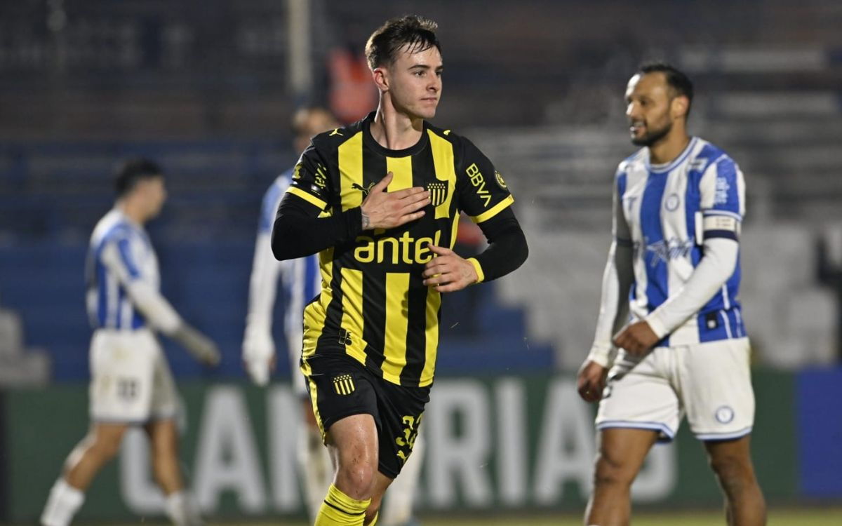 Leandro Umpiérrez celebra el gol de Peñarol ante Cerro Largo.