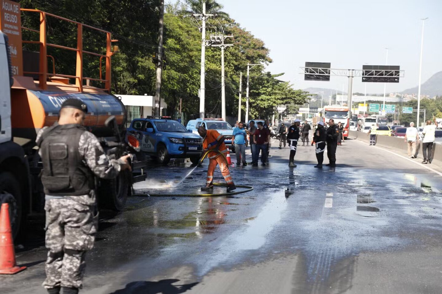 Limpian la Avenida Brasil tras un incidente en Rio de Janeiro. Foto: Guito Moreto/O Globo/GDA