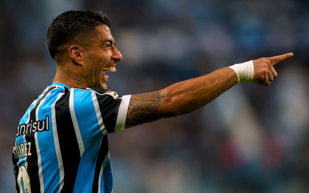 Luis Suárez celebra con la camiseta de Gremio.