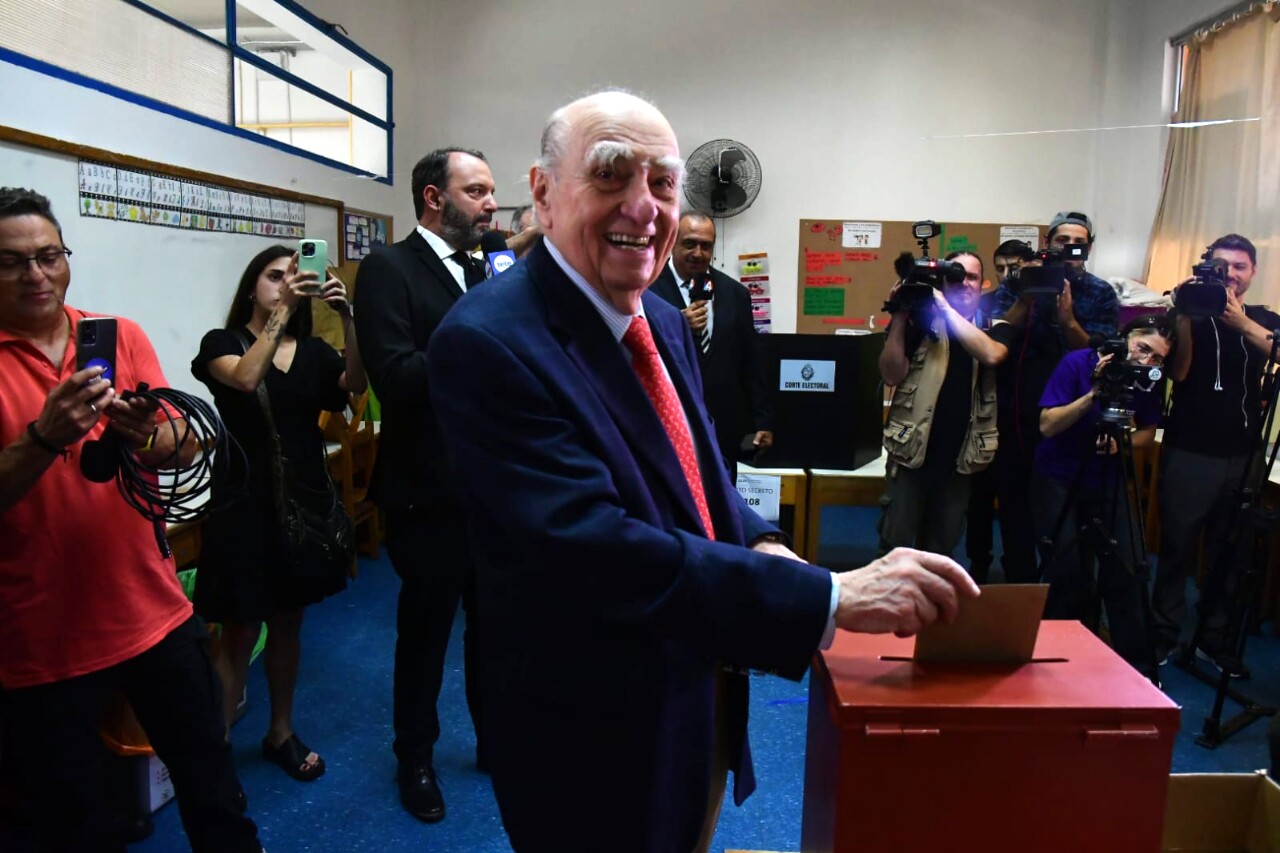 La votación del expresidente Julio María Sanguinetti.