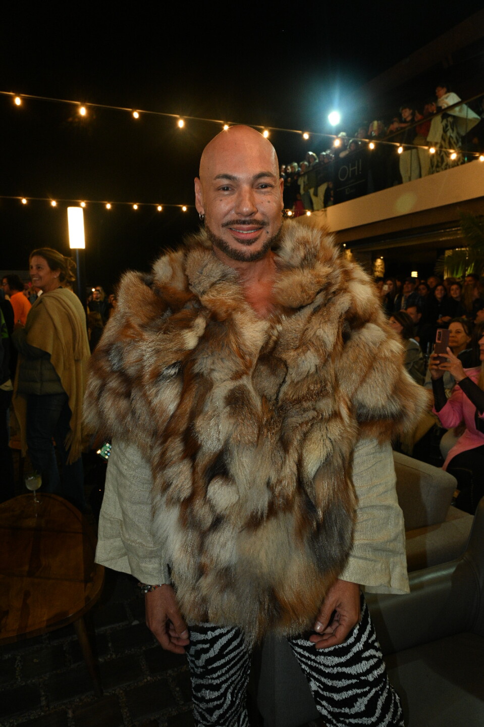 Jimmy Castilhos vestido con las pieles que le regaló Carmela Hontou y un pantalón animal print en el desfile de Cristino