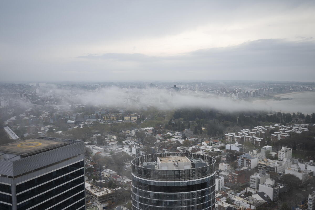 Vista de la ciudad de Montevideo cuberta por niebla desde el WTC de Montevideo, estado del tiempo, clima, humedad, frio, invierno, neblina, ND 20250919, foto Leonardo Maine - Archivo El Pais