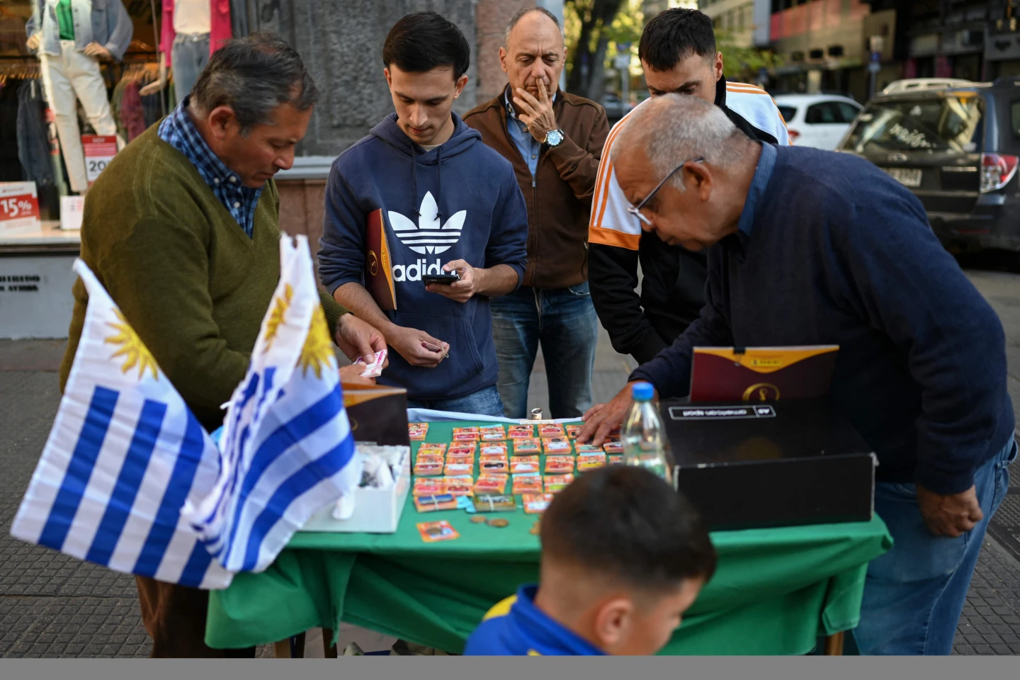 El futor por las figuritas del Mundial en Uruguay.