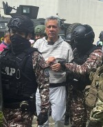 Personal de seguridad policial traslada al exvicepresidente de Ecuador Jorge Glas a la cárcel de máxima seguridad La Roca.