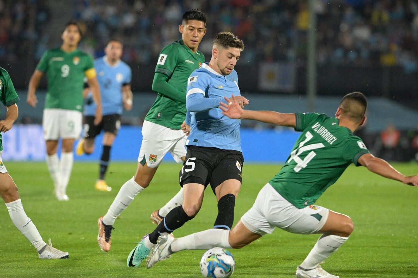 Federico Valverde lleva la pelota en el encuentro de Uruguay ante Bolivia.