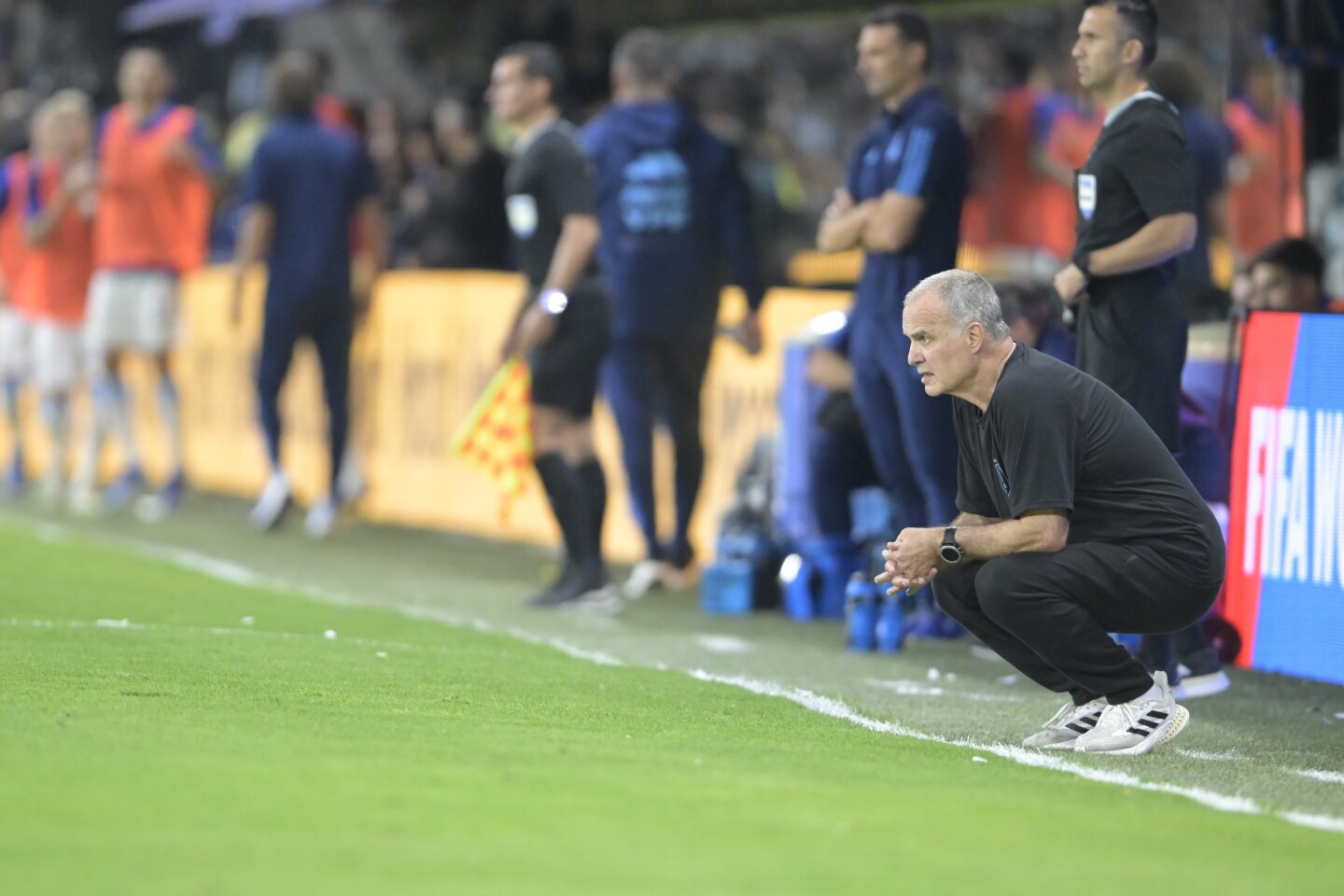 Marcelo Bielsa, DT de Uruguay, durante el cruce ante Argentina por Eliminatorias.