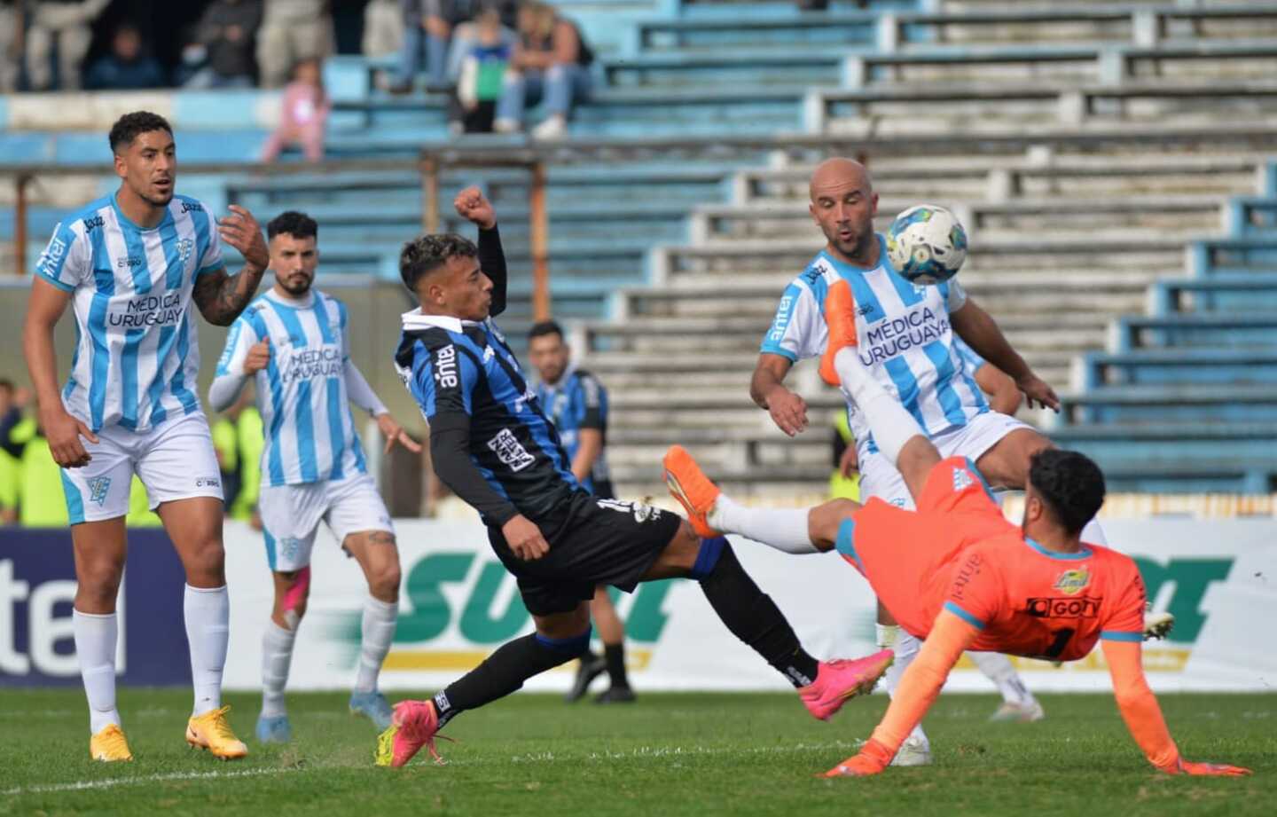 Luciano Rodríguez en el partido entre Cerro y Liverpool por el Torneo Intermedio 2023.
