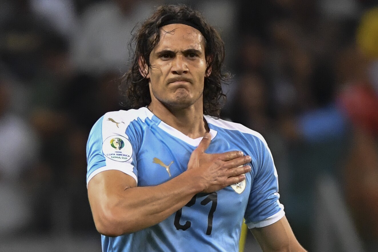 Edinson Cavani con la selección uruguaya en el pecho.