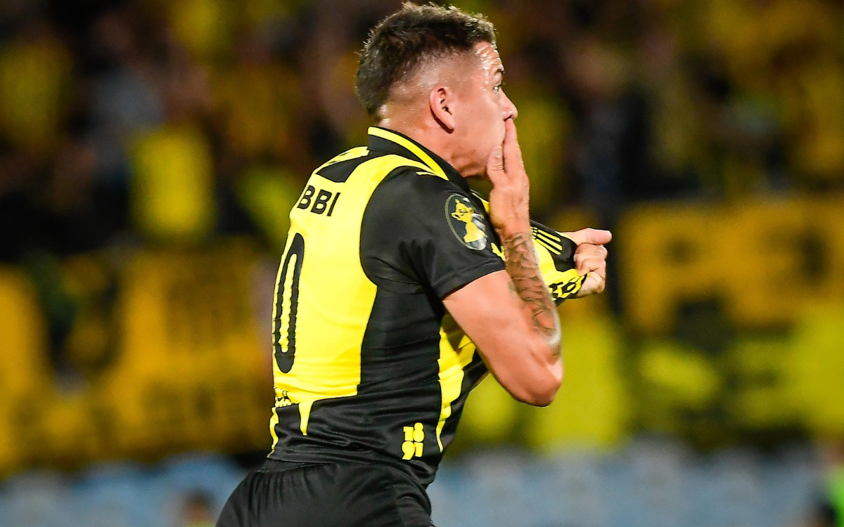 Diego García celebra su gol en el clásico de la Supercopa Uruguaya entre Nacional y Peñarol.