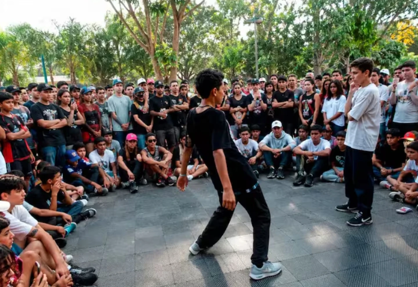 Qué es "farmear aura"? La competencia de gestos y poses virales se volvió furor entre los jóvenes