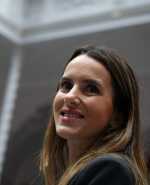 Carolina Ache y el busto de Batlle y Ordóñez en la sede del Partido Colorado.