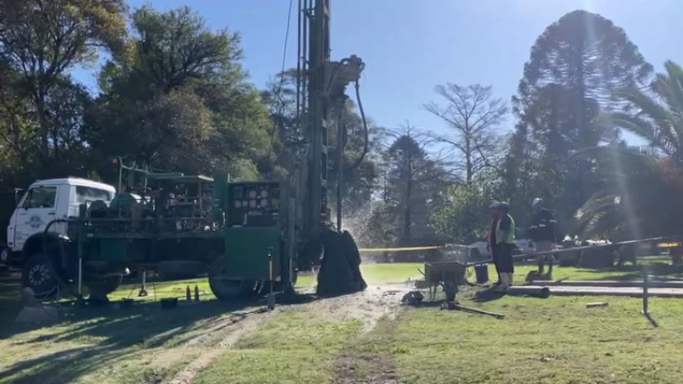 Encontraron agua en uno de los pozos realizados por OSE, ubicado detrás de ISEF, al costado del Estadio Centenario