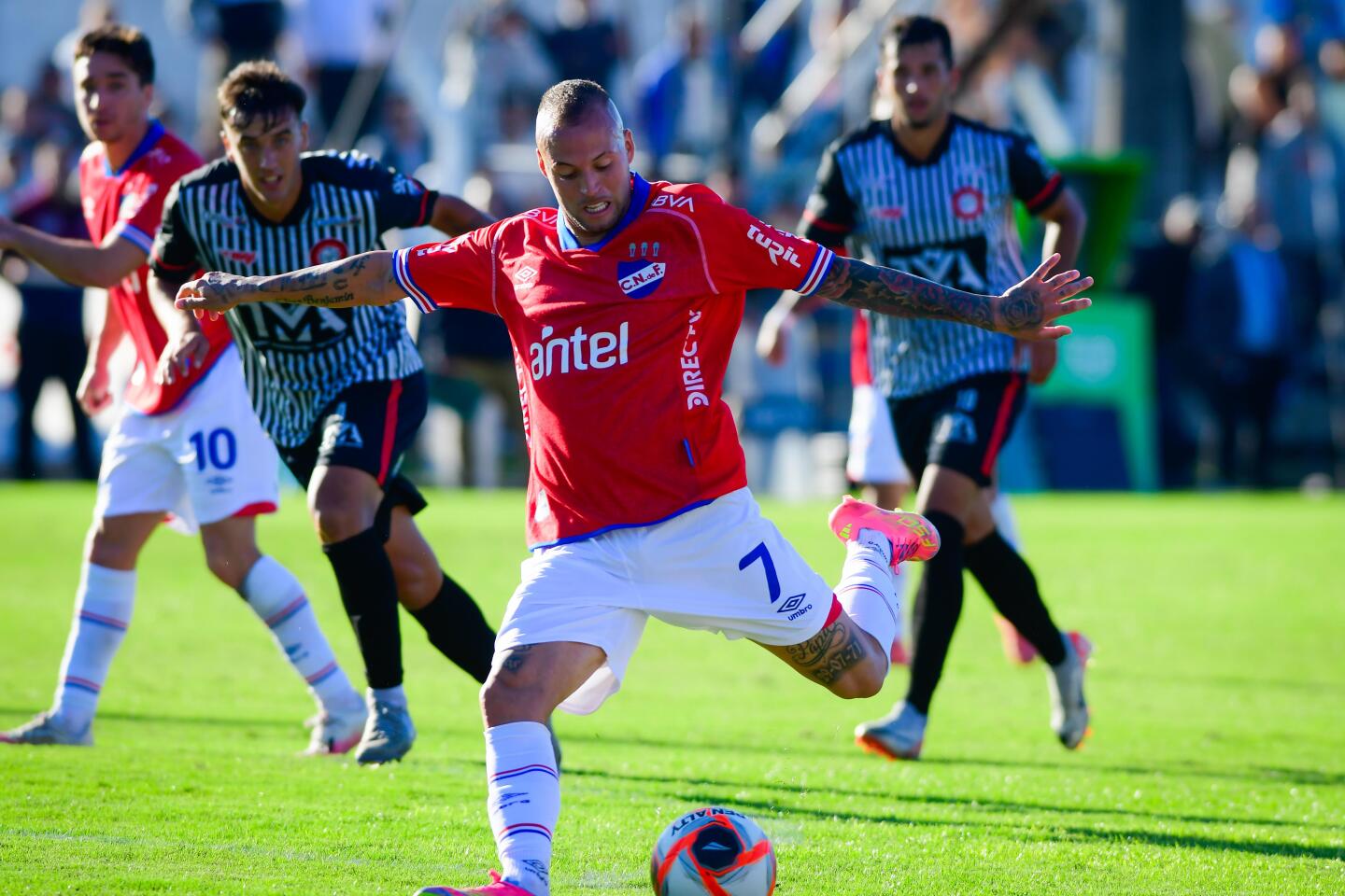 Nicolás López jugando para Nacional frente a Miramar Misiones en el Parque Artigas de Las Piedras.