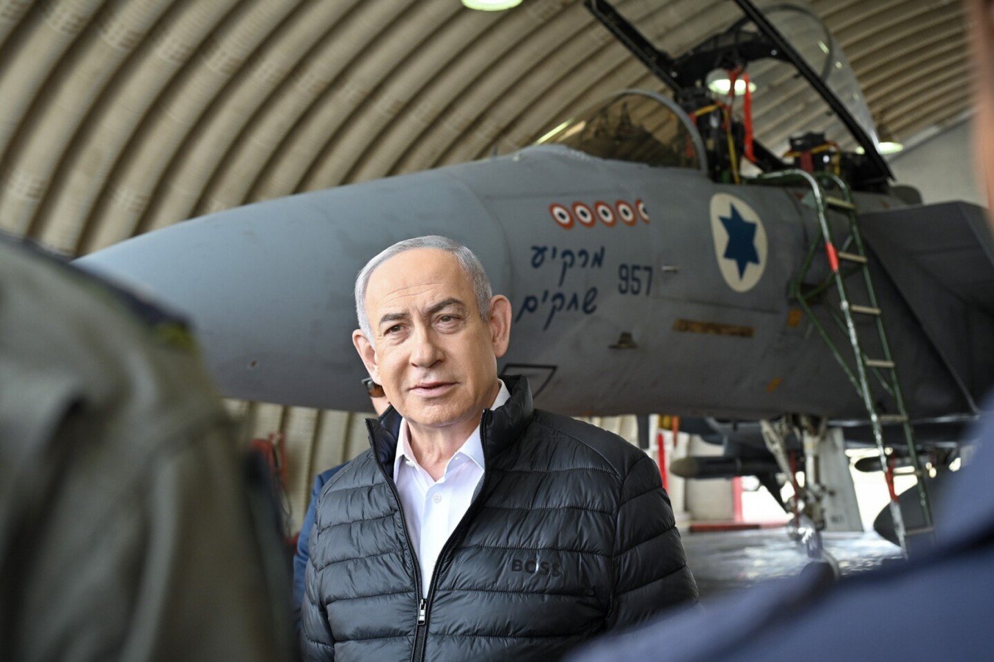 El primer ministro israelí, Benjamín Netanyahu, en su visita la base aérea.