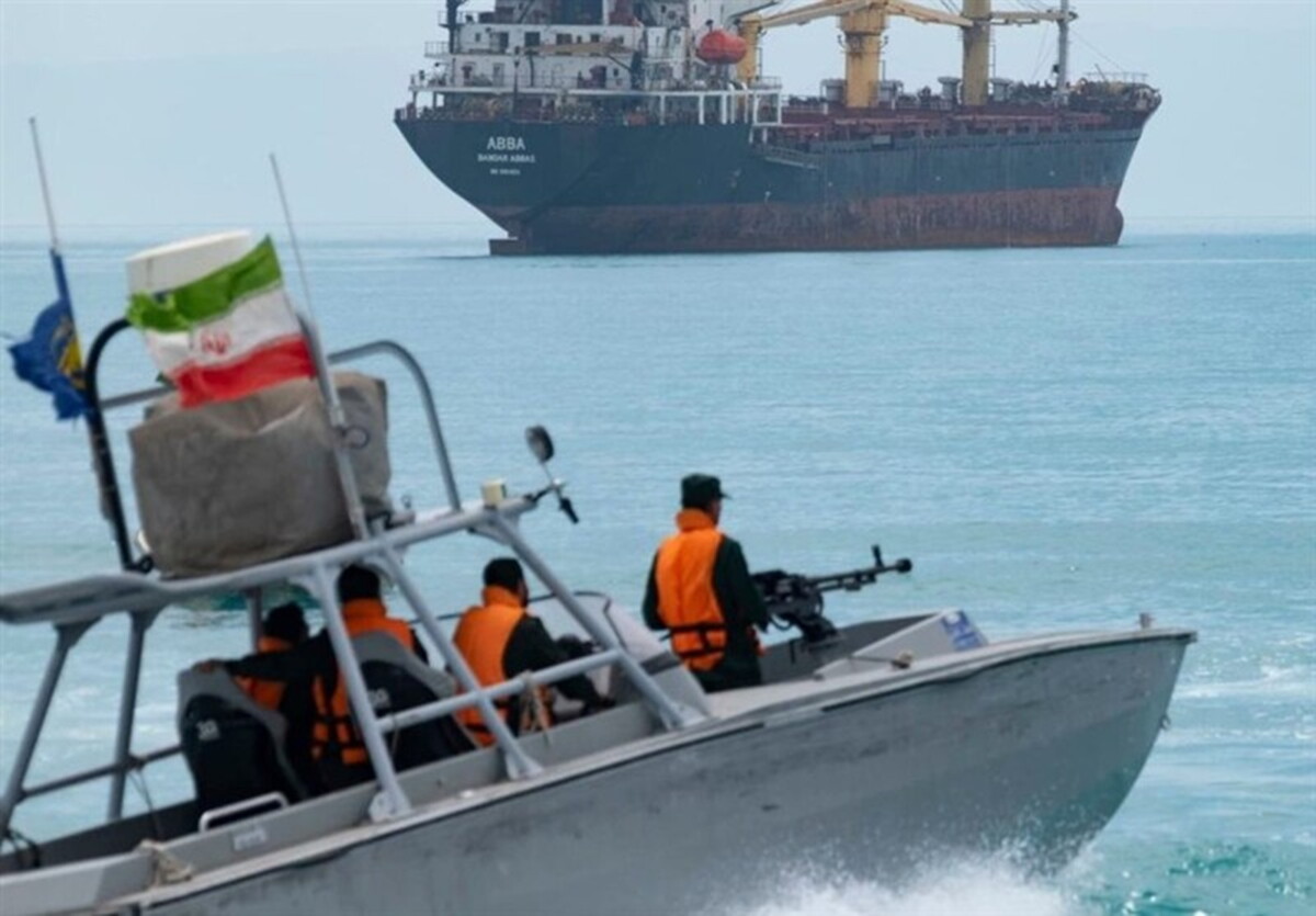 Embarcación del ejército iraní en el estrecho de Ormuz