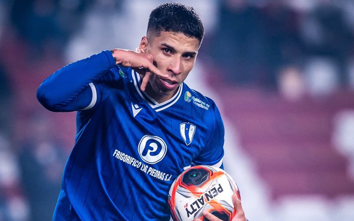 Agustín Rodríguez celebra uno de los goles que marcó con Juventud de Las Piedras.