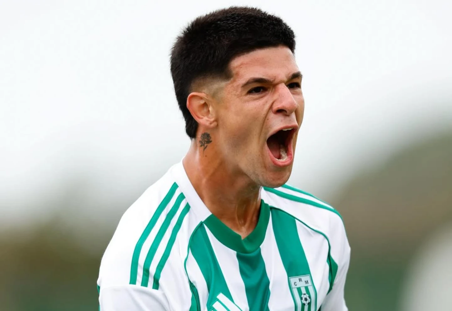 Felipe Álvarez celebra uno de los goles de Racing ante Juventud.