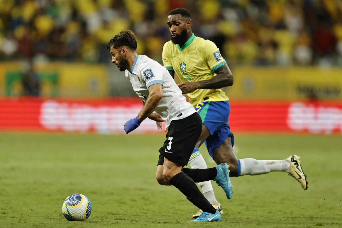 Marcelo Saracchi traslada la pelota ante la marca de Gerson en el Brasil vs. Uruguay por Eliminatorias.