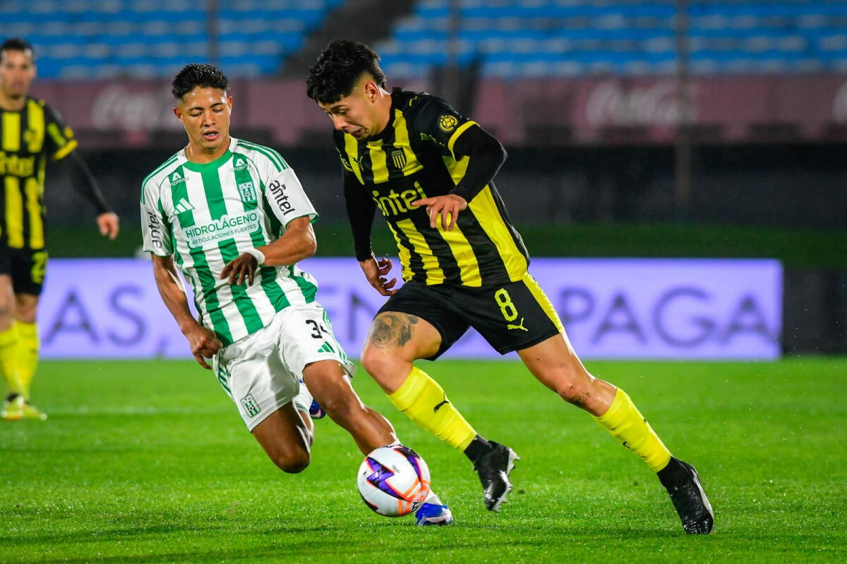 Peñarol rescató un empate ante Racing en el Centenario mientras persisten las dudas