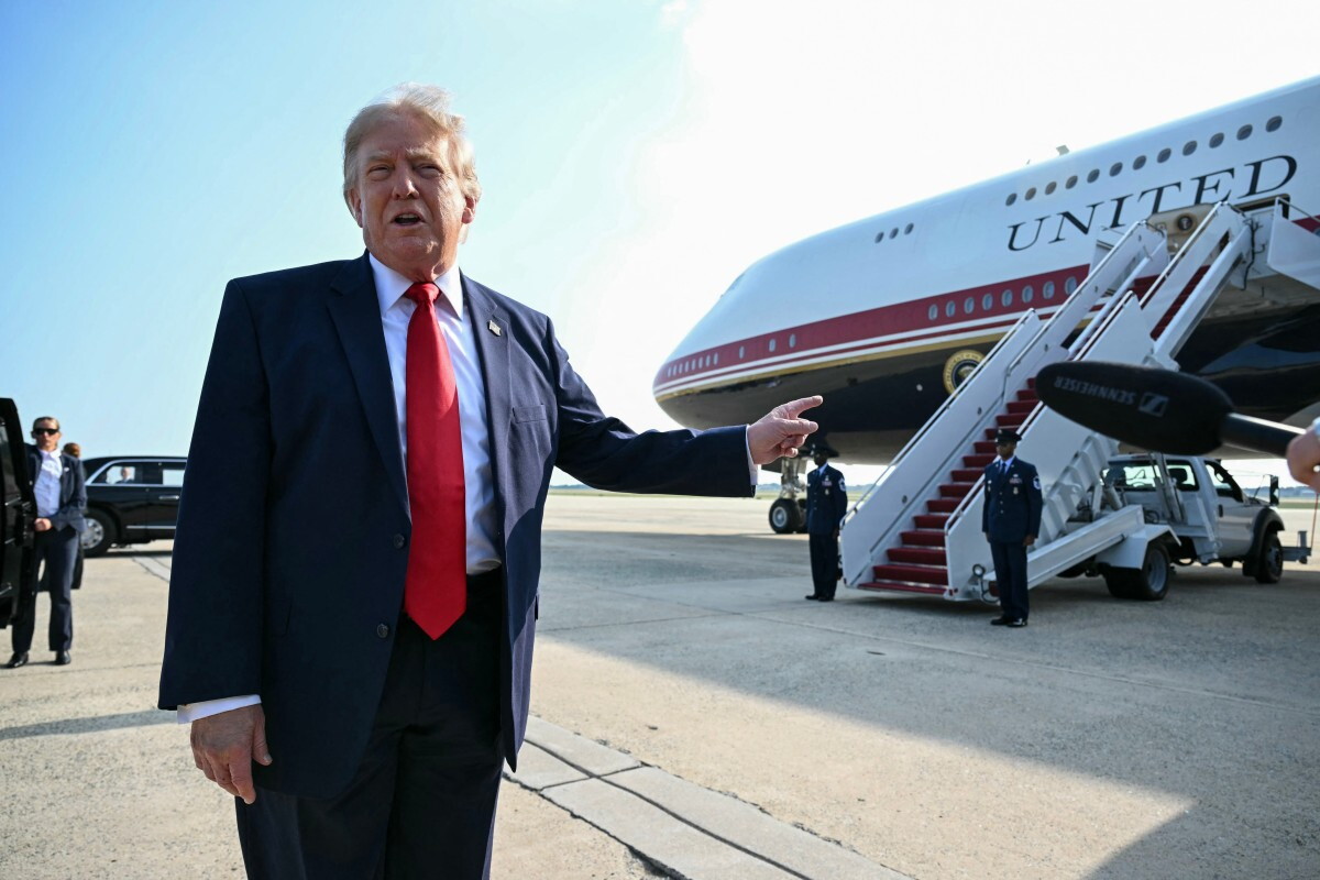 Donald Trump antes de abordar el Air Force One que Qatar regaló a Estados Unidos