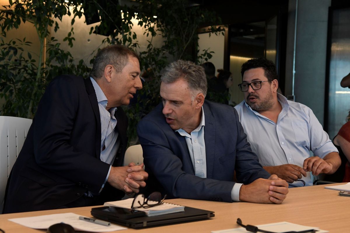 Yamandú Orsi junto a Gabriel Oddone y Alejandro Sánchez.