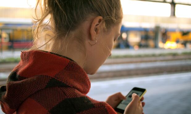 Mujer con su celular.