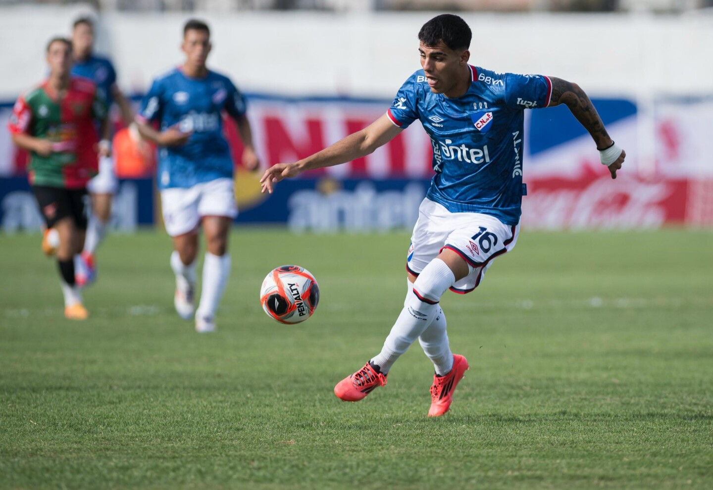 Lucas Villalba en el partido entre Boston River y Nacional en Florida.