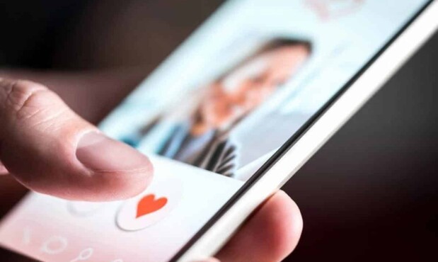 Persona usando Tinder.