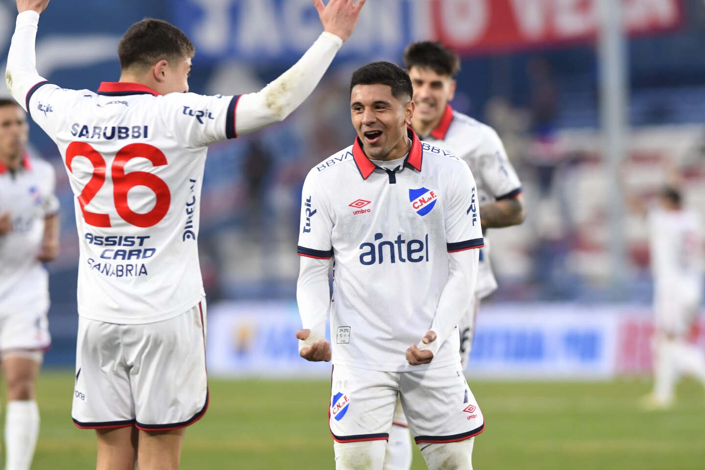 Antonio Galeano celebra su gol con Nacional junto con Lucas Sanabria.