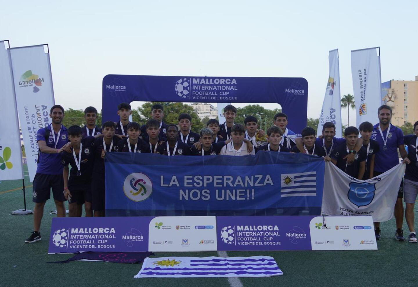 El equipo de Pelota al Medio Universitario en Mallorca.