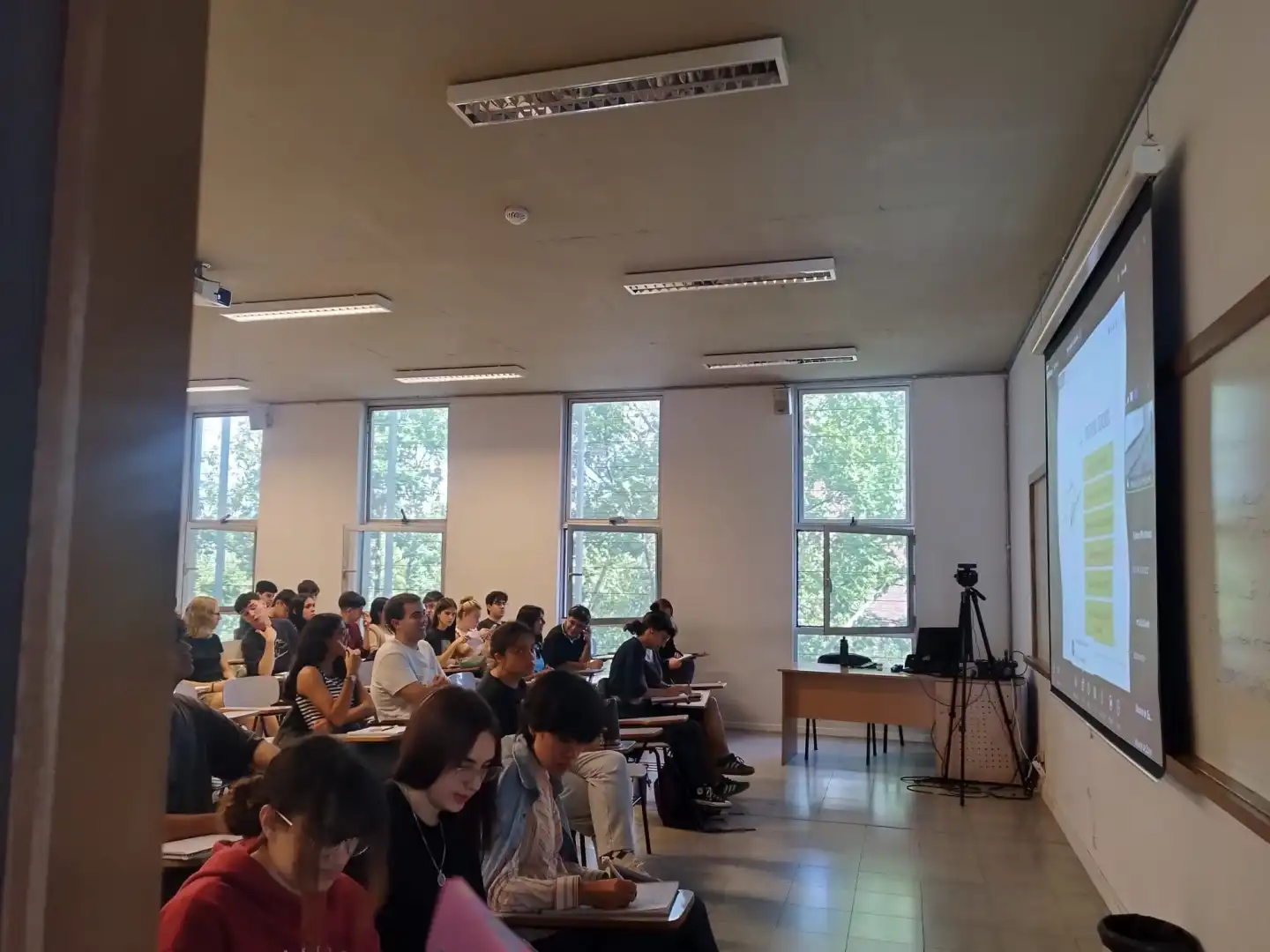 El salón 2, donde se retrasmite en vivo la clase.