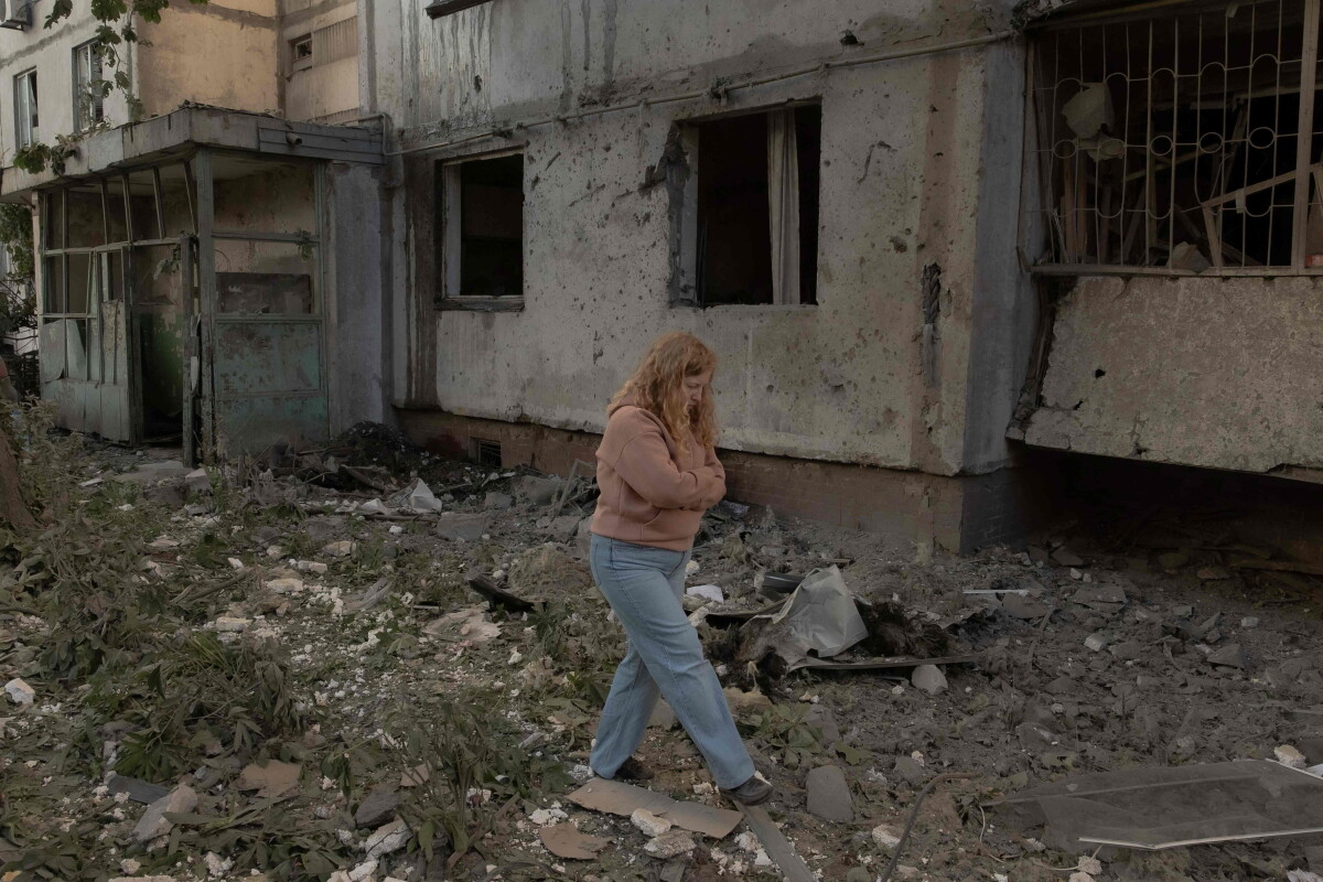 Una mujer camina entre los escombros tras los ataques con misiles y drones rusos en Kiev.