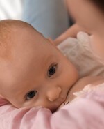 bebé tomando la teta