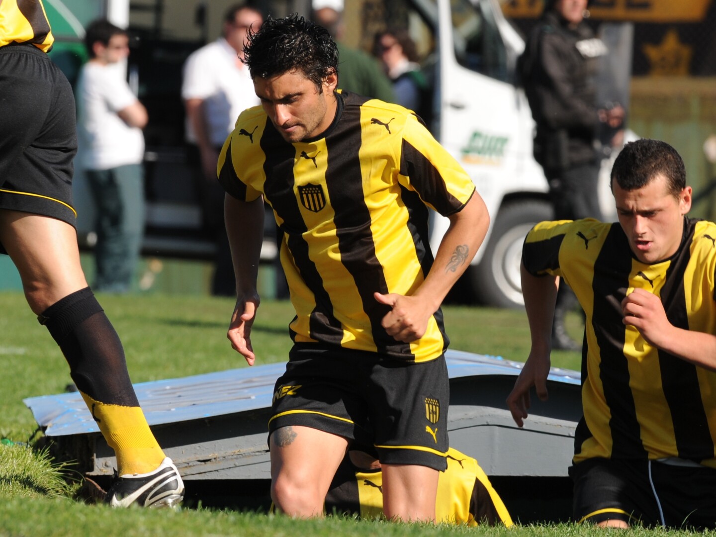 Carlos Bueno ingresando al estadio Centenario para jugar un partido con Peñarol.