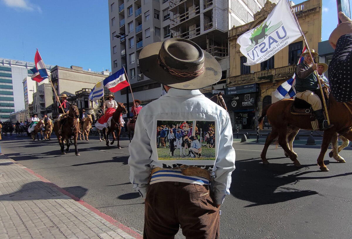 Niño vestido de gaucho en desfile civico militar en el acto por el 194 aniversario de la Jura de la Constitucion de la republica Oriental del Uruguay, por Av. 18 de Julio en Montevideo, gauchito, caballada, ND 20240718, foto Fernando Ponzetto - Archivo El Pais
