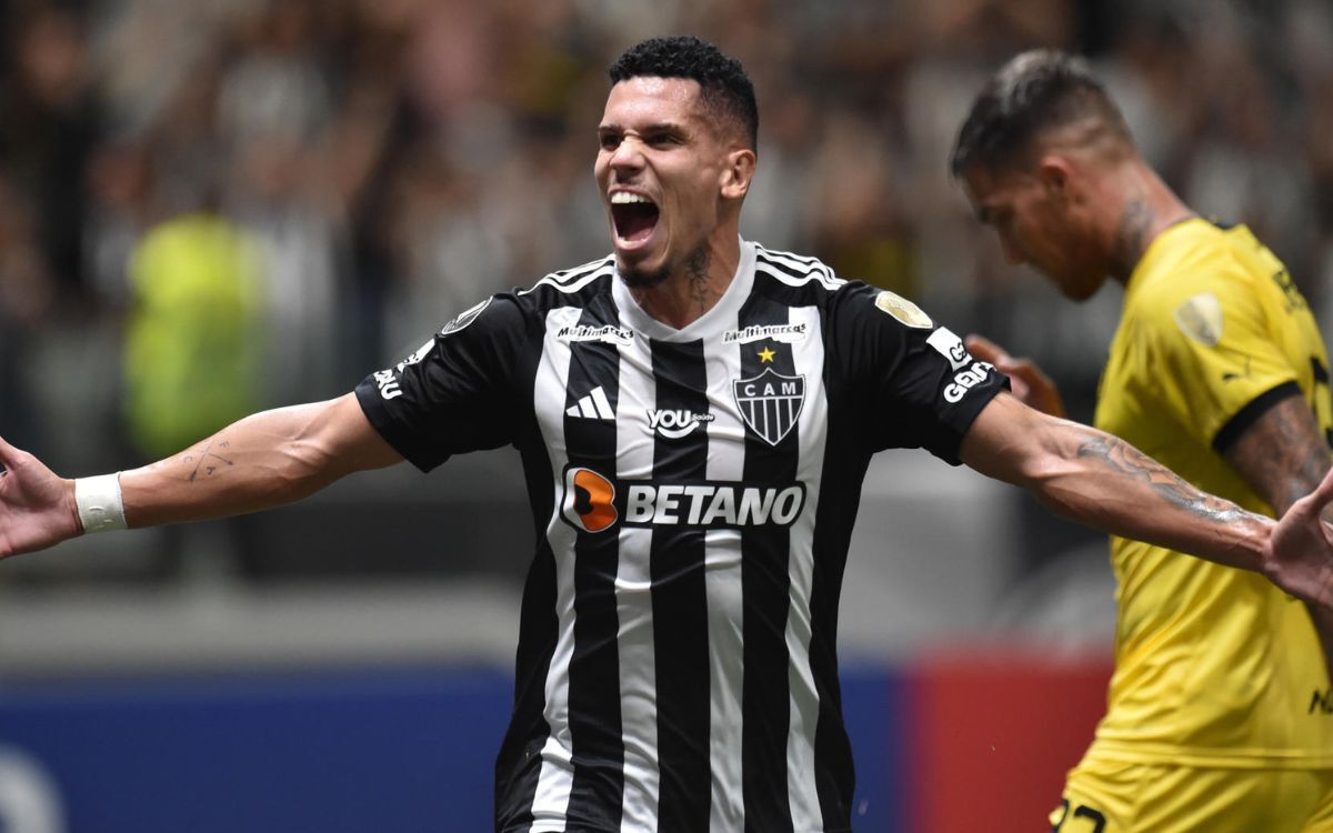 Paulinho celebra uno de los goles de Atlético Mineiro ante Peñarol.