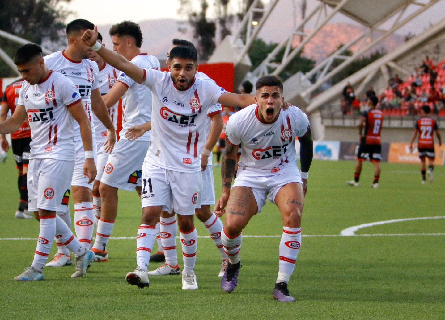 Diego González celebra su gol con la camiseta de Unión San Felipe.