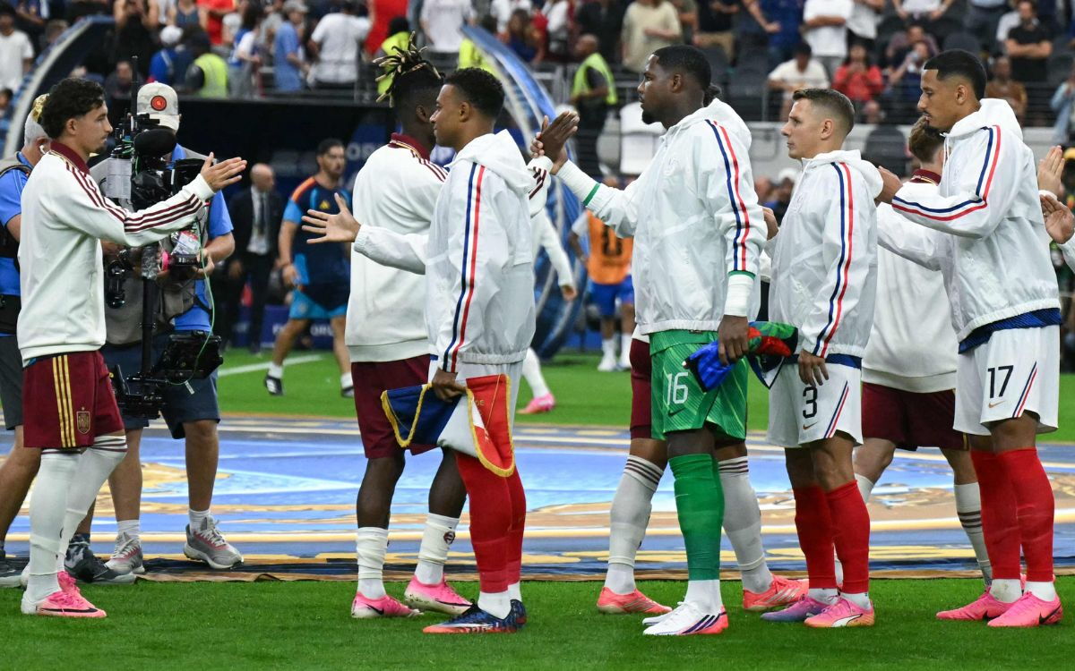 El saludo de los jugadores de Francia y España en la previa de la semifinal del Mundial 2026.